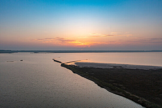 航拍湖南岳陽洞庭湖日出