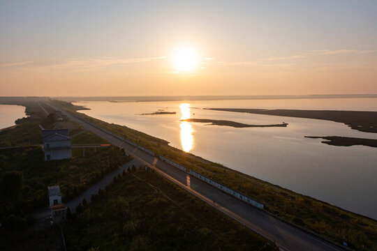 航拍湖南岳陽洞庭湖日出