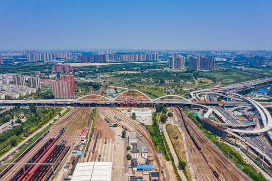 鄭州新建彩虹橋合龍跨鐵路橋梁