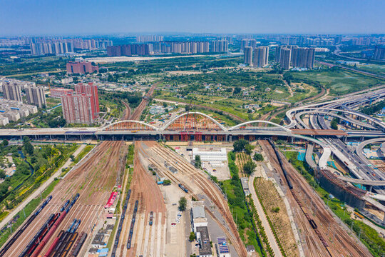 鄭州新建彩虹橋合龍跨鐵路橋梁