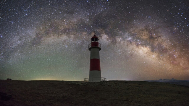 星空銀河拱橋燈塔川西天空之城