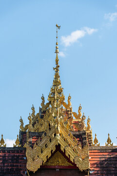 蓝天下寺庙建筑的低视角