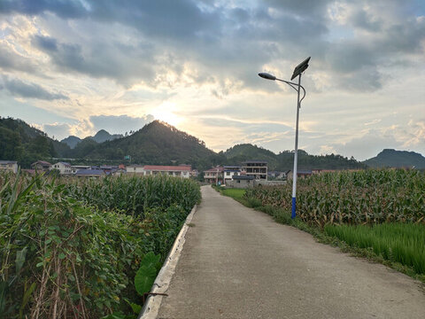 晚霞與公路