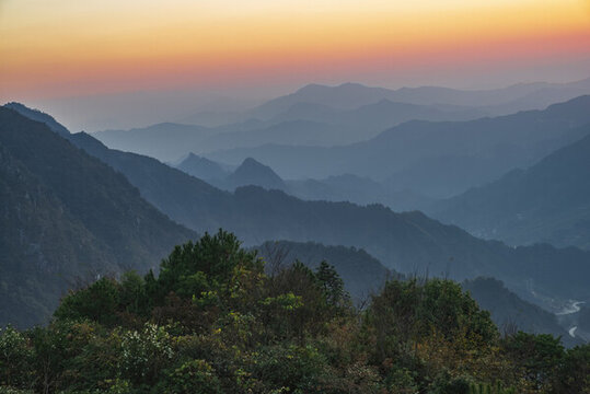 遠(yuǎn)山大山山脈