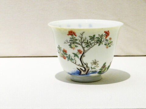 五彩十二月花卉圖題詩(shī)句杯