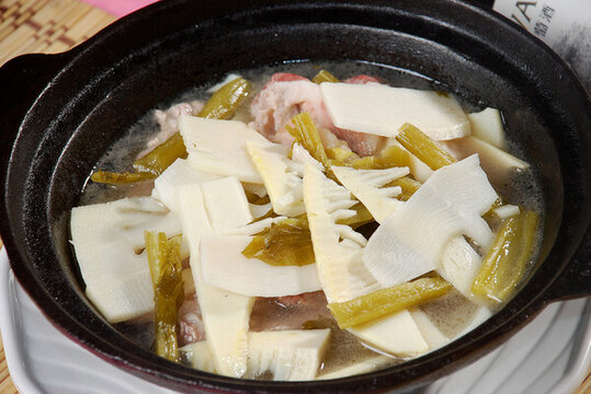 冬筍研菜腳碗肉煲