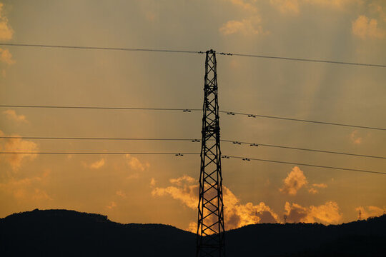 夕陽下的電力塔