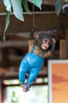 悬挂在绳子上的猴子玩偶