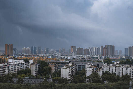 暴雨來(lái)臨前的鄭州