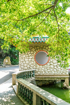 陽(yáng)光下的涼亭