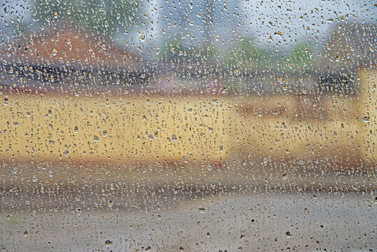 窗户雨水