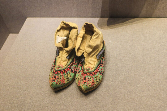 贵州少数民族传统文化绣花鞋