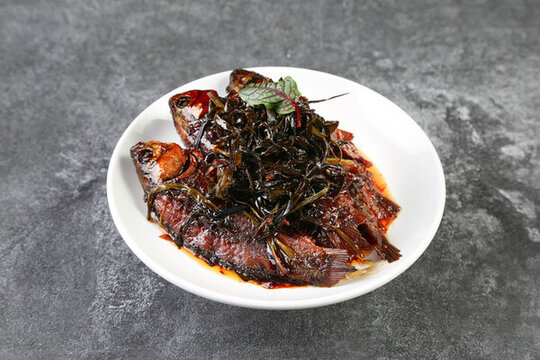 蔥烤河鯽魚(yú)