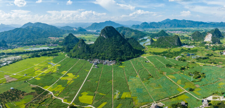廣西鐘山縣百里水墨畫廊風(fēng)光美