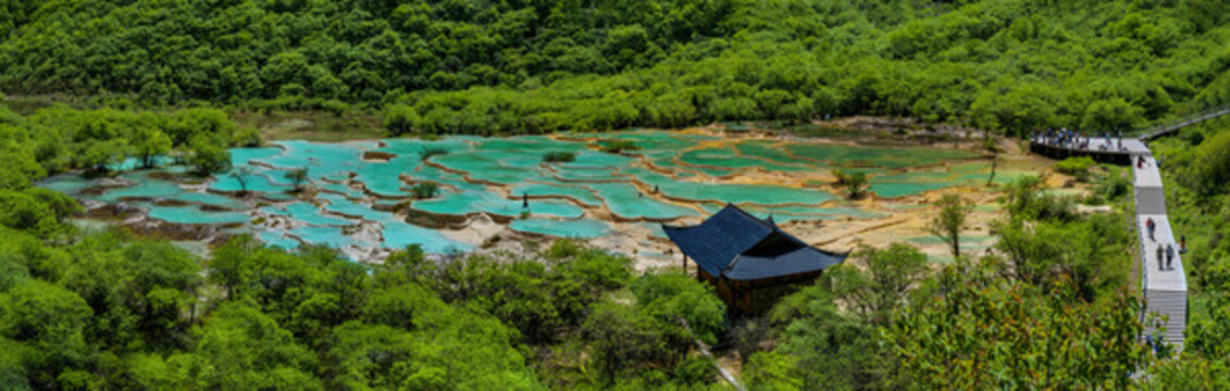 黃龍地質(zhì)風(fēng)光全景圖