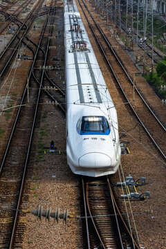 高視角出發(fā)的高速列車