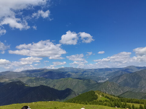 藍(lán)天白云山脈
