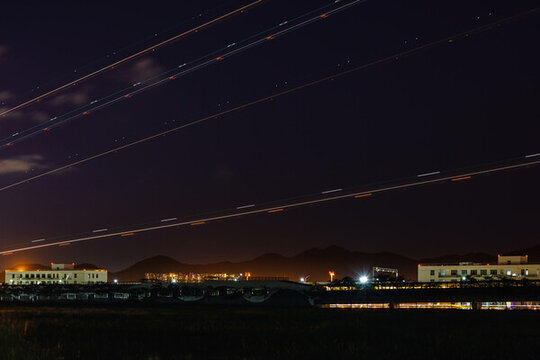 夜晚深圳機場航班起飛軌跡堆棧