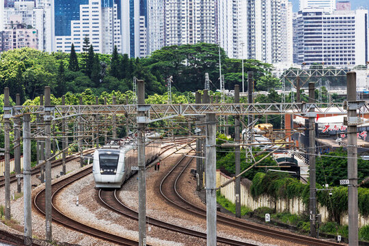 市區(qū)鐵路上行駛的和諧號動車