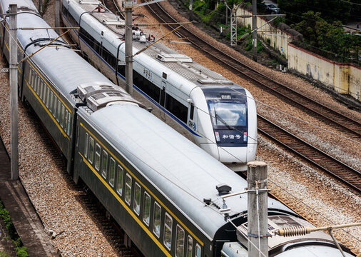 市區(qū)鐵路上行駛的和諧號(hào)動(dòng)車