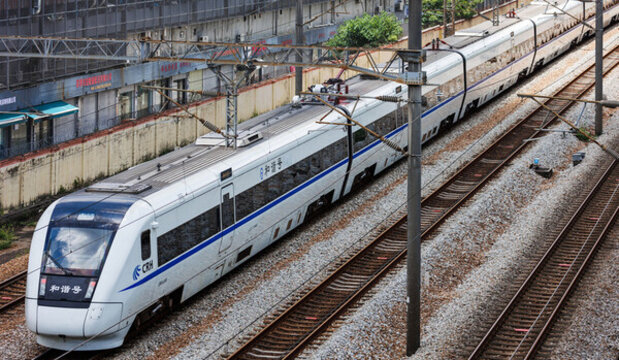 市區(qū)鐵路上行駛的和諧號動車