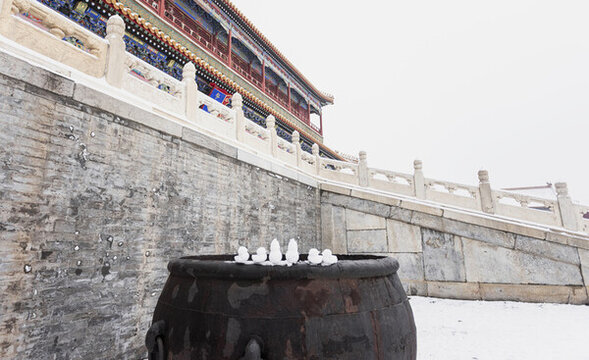 故宮雪景銅缸