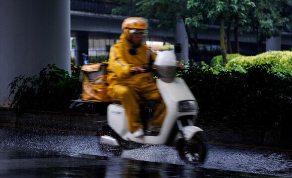 風(fēng)雨無(wú)阻城市騎手