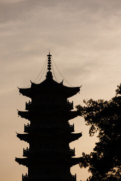 日落時(shí)分古塔剪影