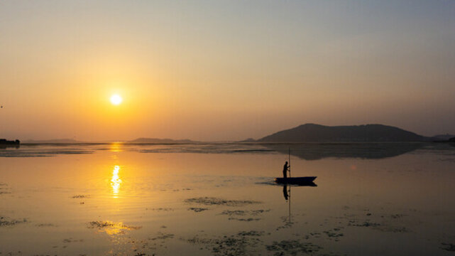 夕陽(yáng)下太湖漁船