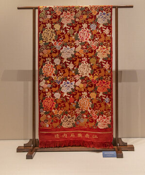 清代紅地牡丹花開(kāi)富貴織金緞
