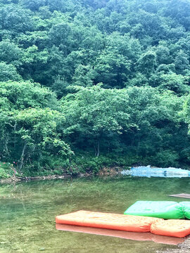 有氣墊的池塘