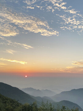 層層疊疊遠(yuǎn)山日出
