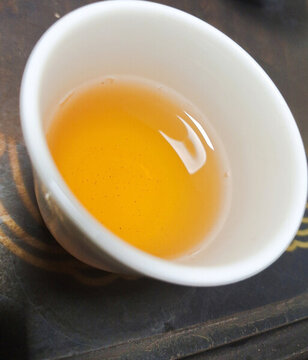 金黃色茶水