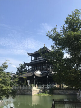 藍(lán)天白云江南水鄉(xiāng)河岸