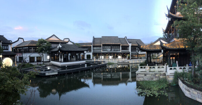 藍(lán)天白云江南水鄉(xiāng)河岸江南建筑