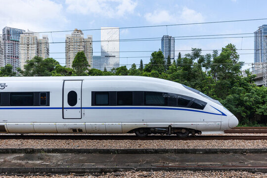 城市行駛中的和諧號動車