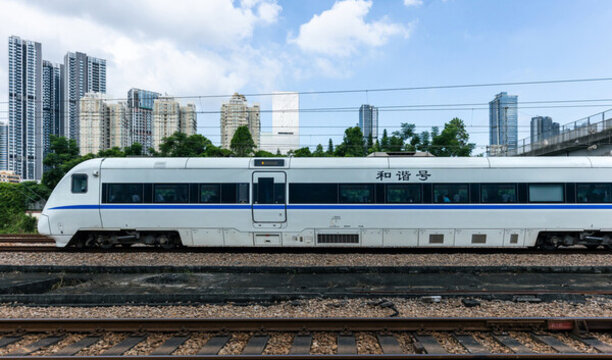 行駛白色的和諧號動車