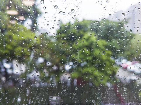 玻璃上的雨滴