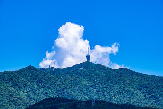 山頂白云