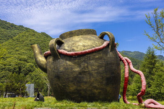 神農(nóng)架酒壺雕塑