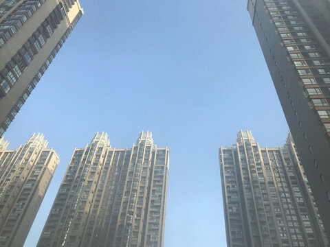 城市高樓大霧冬季