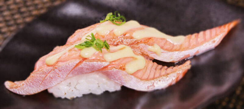 火炙三文魚(yú)腩壽司