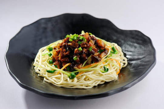 鹵肉涼面
