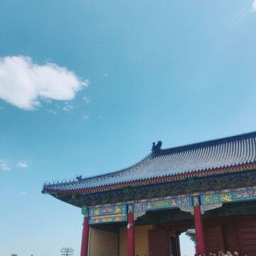 北京藍(lán)色天空下的天壇建筑旁