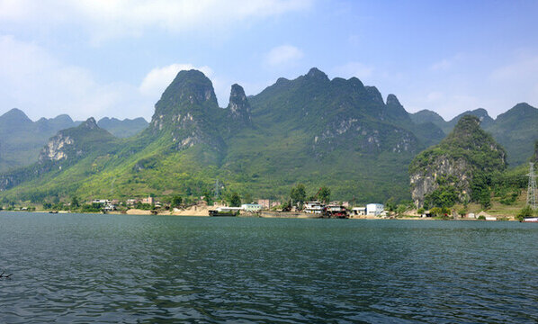 自然山峰河流景觀