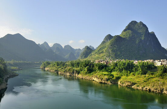 自然山峰河流景觀