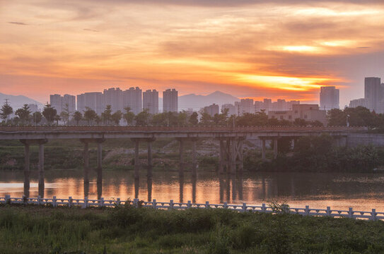 傍晚的南安霞東大橋