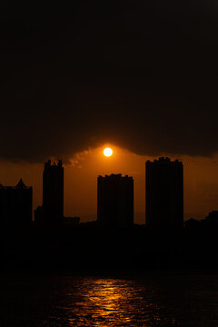 夕陽下的城市輪廓