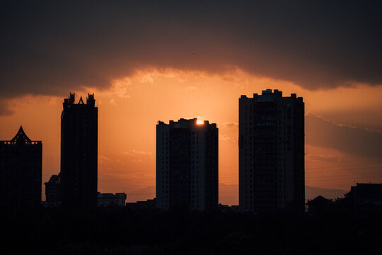夕陽(yáng)下的城市輪廓