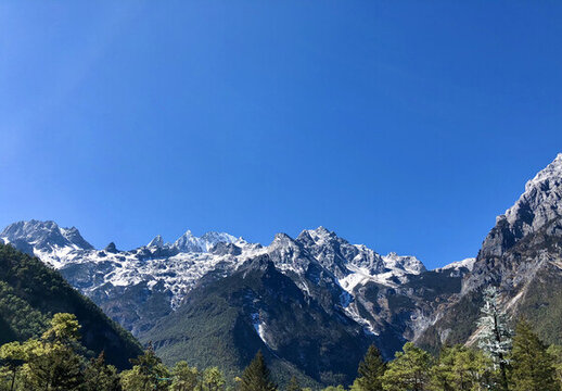 巍峨的高山